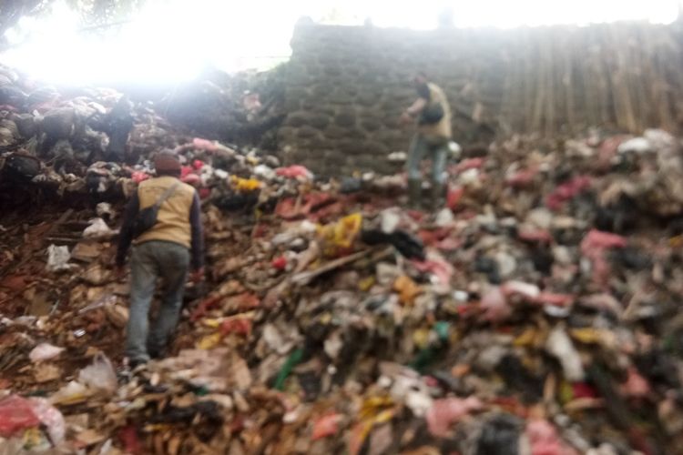 Tim patroli dari Komunitas Peduli Ciliwung bersama Satgas Naturalisasi Ciliwung saat berada di tumpukan sampah yang menggunung di aliran Kali Baru, Desa Cilebut Barat, Kecamatan Sukaraja, Kabupaten Bogor, Rabu (4/9/2019).