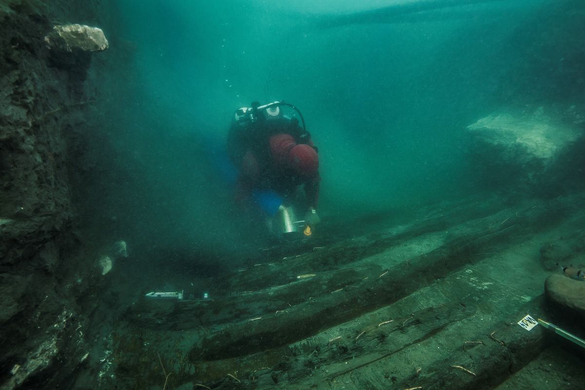 Balok dari Kuil Amun yang terkenal di zaman Mesir Kuno, menimpa kapal kuno dan menenggelamkannya di Laut Mediterania. Tak hanya kapal kuno, kuburan kuno juga ditemukan para arkeolog di dasar laut tersebut.