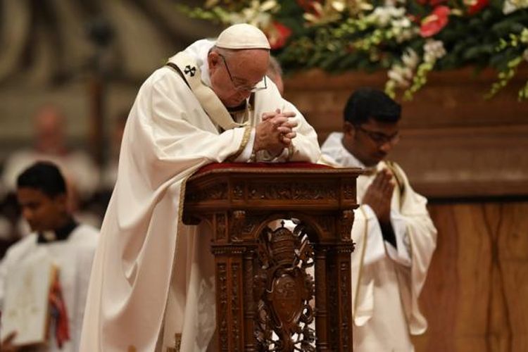 Paus Fransiskus berdoa pada malam Natal yang menandai kelahiran Yesus Kristus, Sabtu (24/12/2016), di Basilika St Petrus di Vatikan.