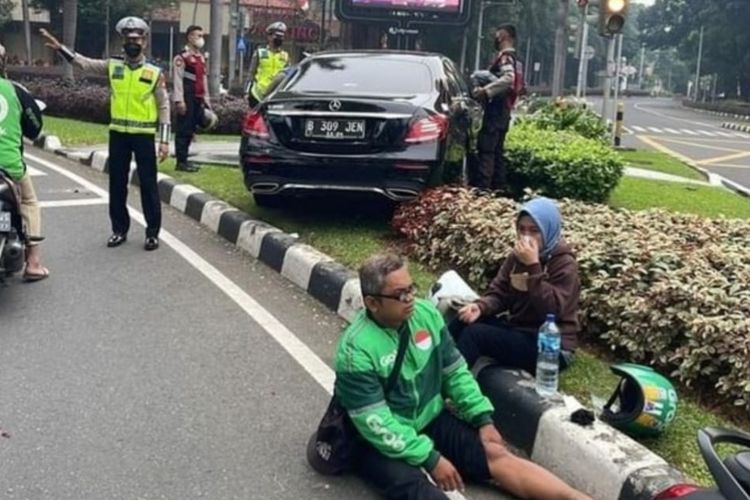 Seorang pengemudi mobil Mercy, RD tewas setelah menabrak pengendara ojek online (ojol) di kawasan SCBD, Kebayoran Baru, Jakarta Selatan, Jumat (17/6/2022) pagi. 