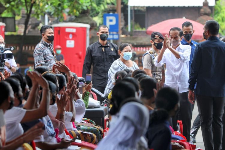 Presiden Republik Indonesia (RI) Joko Widodo (Jokowi) menyalurkan bantuan Asistensi Rehabilitasi Sosial (Atensi) dari Kementerian Sosial (Kemensos) kepada sejumlah penyandang disabilitas di Pasar Kreneng, Denpasar, Bali (25/5/2022).