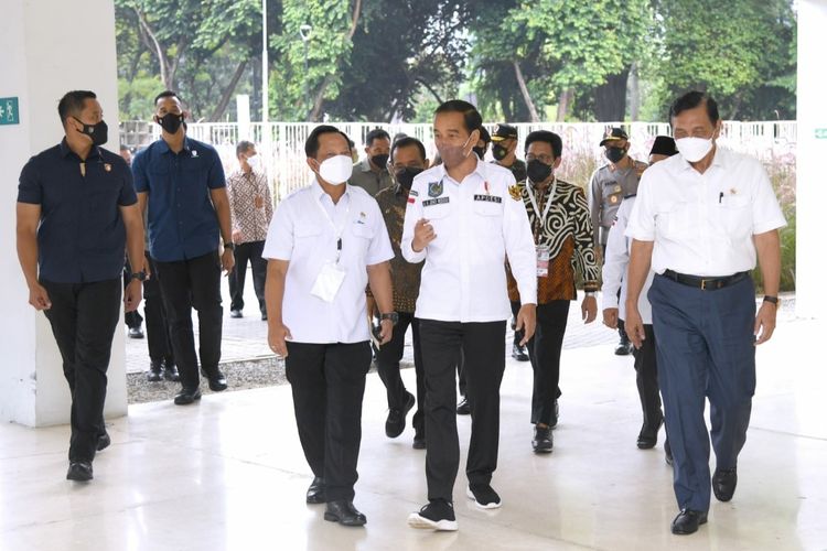 Presiden Joko Widodo, Mendagri Tito Karnavian dan Menko Marves Luhut Binsar Pandjaitan saat menghadiri Silaturahmi Nasional Kepala Desa APDESI 2022 di Istora Senayan, Jakarta, Selasa (29/3/2022).