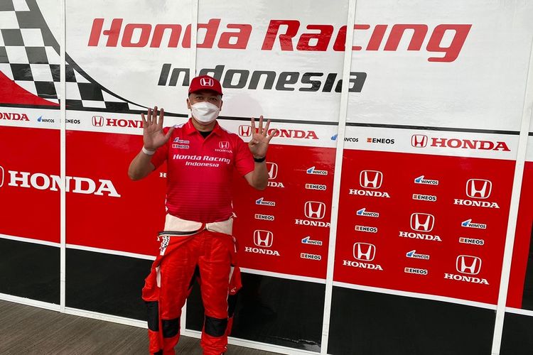 Pebalap Honda Racing Indonesia, Alvin Bahar, saat memenangi seri keempat Indonesian Sentul Series of Motorsport (ISSOM).