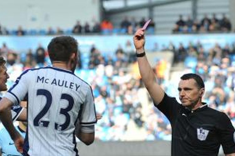 Neil Swarbrick melayangkan kartu merah untuk Gareth McAuley dalam partai Manchester City kontra West Bromwich Albion (WBA), Sabtu (21/3/2015).