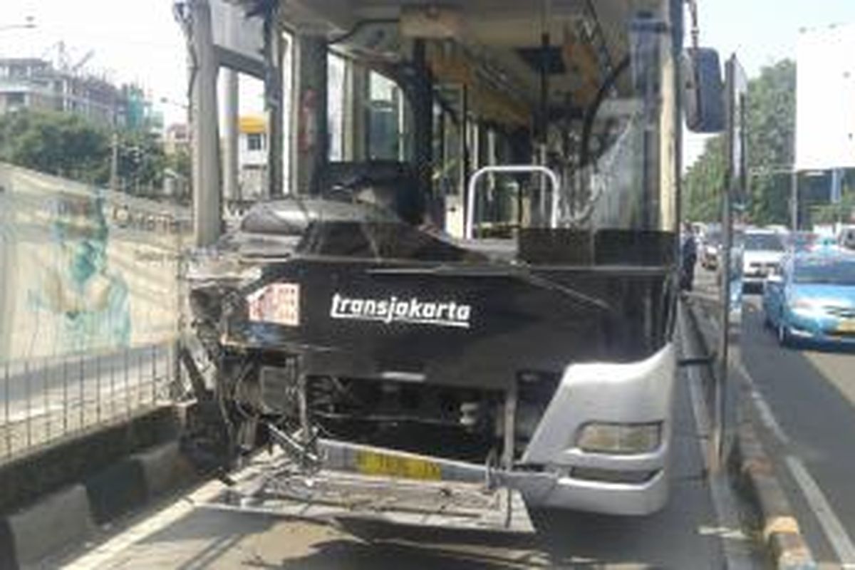 Kecelakaan antara bus Transjakarta dan bus Kopami di Perempatan Pintu Besi, Jalan Gunung Sahari, Jakarta Pusat, Rabu (30/7/2014).