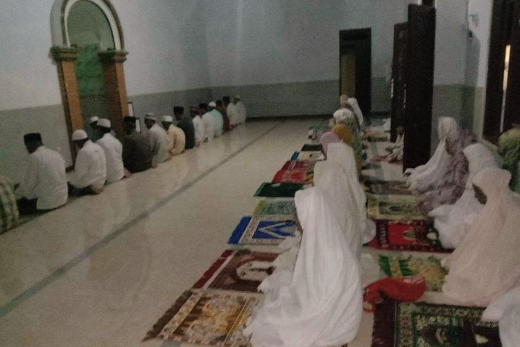 Puluhan warga di Dusun Galis, Kecamatan Pragaan, Kabupaten Sumenep menggelar salat tarawih meski 1 Ramadhan jatuh pada Minggu (1/4/2022). 