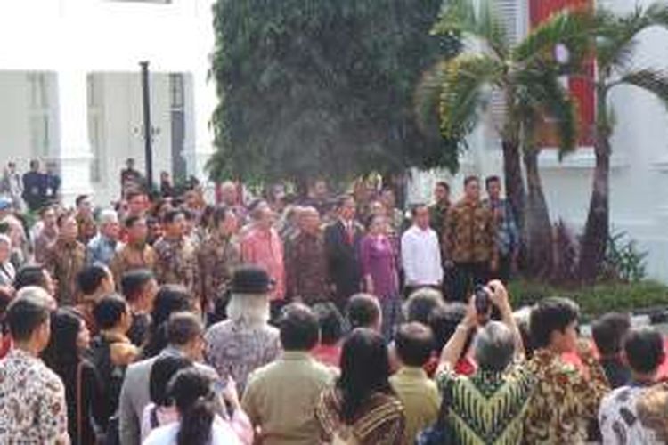 Presiden Joko Widodo didampingi Presiden ke-5 Megawati Soekarnoputri membuka pameran lukisan istana di Galeri Nasional Jakarta,  Senin (1/8/2016). 
