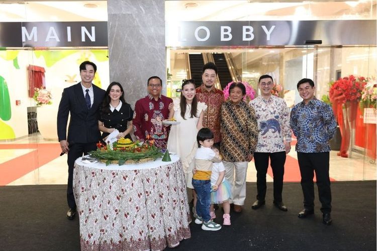 Pemberian potongan tumpeng kepada perwakilan pasien. 