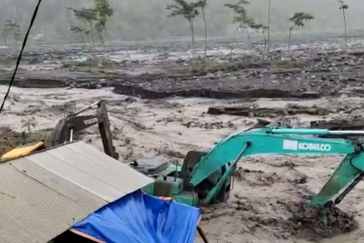 Alat berat milik warga terjebak derasnya banjir lahar Semeru, Minggu (11/9/2022)