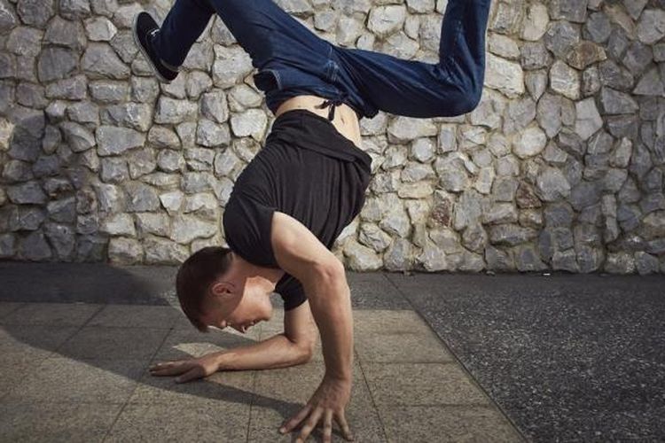 B-boying, breaking atau breakdancing adalah jenis tarian yang dikembangkan pertama kali oleh penduduk muda keturunan Afrika-Amerika di kota New York, Amerika Serikat.