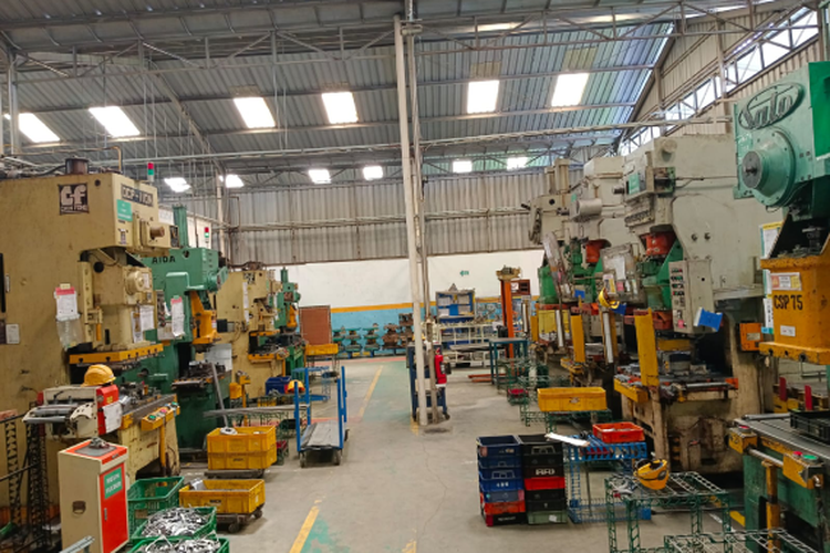 Bagian dalam pabrik manufaktur PT. Bimuda Karya Teknik, Tegal, Jawa Tengah. PT. Bimuda Karya Teknik merupakan salah satu UMKM manufaktur otomotif binaan Astra melalui YDBA.