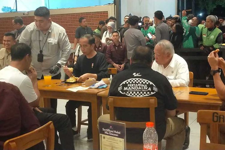 Presiden Jokowi makan malam Mie Gacoan dan menyapa warga Mataram, Selasa (30/4/2024).