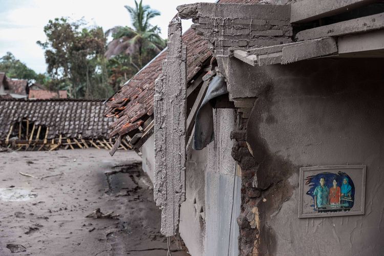 Dampak kerusakan rumah warga akibat erupsi gunung Semeru yang meluncurkan awan panas di Kampung Renteng, Desa Sumber Wuluh, Lumajang, Jawa Timur, Senin (6/12/2021). Berdasarkan laporan Badan Nasional Penanggulangan Bencana (BNPB), jumlah korban meninggal dunia sampai Minggu (5/12) sore berjumlah 14 orang dan operasi pencarian korban oleh tim SAR gabungan masih terus berlangsung.