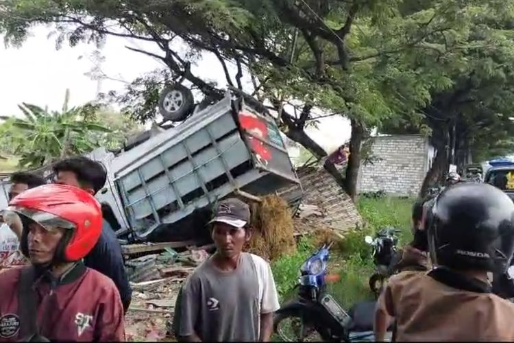 Mobil pikap terbalik di Jalan Raya Jurusan Lamongan-Babat yang masuk wilayah Desa Kebonsari, Kecamatan Sukodadi, Lamongan, Jawa Timur, Selasa (23/4/2024).