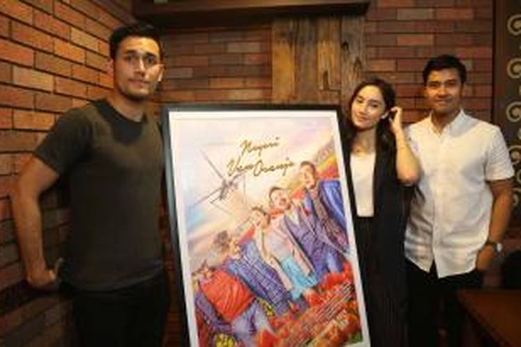 Para pemain film Negeri Van Oranje, yakni (kiri ke kanan) Arifin Putra, Tatjana Saphira, dan Chicco Jerikho, diabadikan di kawasan Kebon Jeruk, Jakarta Barat, Senin (2/11/2015).