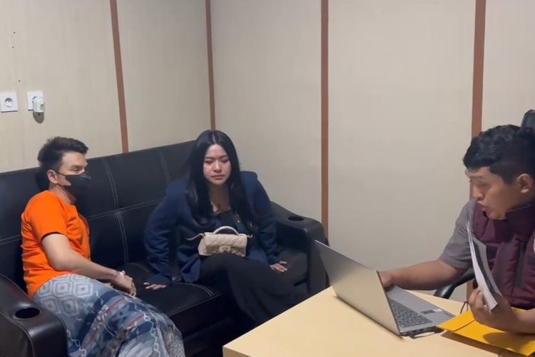 Momen Jonathan Frizzy Jalani Pemeriksaan Pakai Sarung Usai Operasi