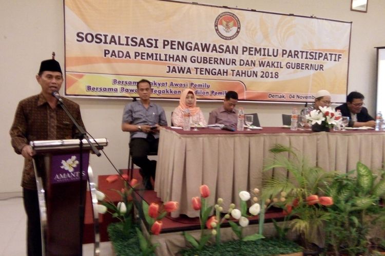 Ketua Panwaslu Demak,  Khoirul Saleh,  saat memberikan sambutan  pada acara Sosialisasi Pengawasan Pemilu Partisipatif, Pemilihan Gubernur dan Wakil Gubernur Jateng Tahun 2018 di Hotel Amantis, yang dihadiri 100 pelajar Demak,  Sabtu (3/11/2017)