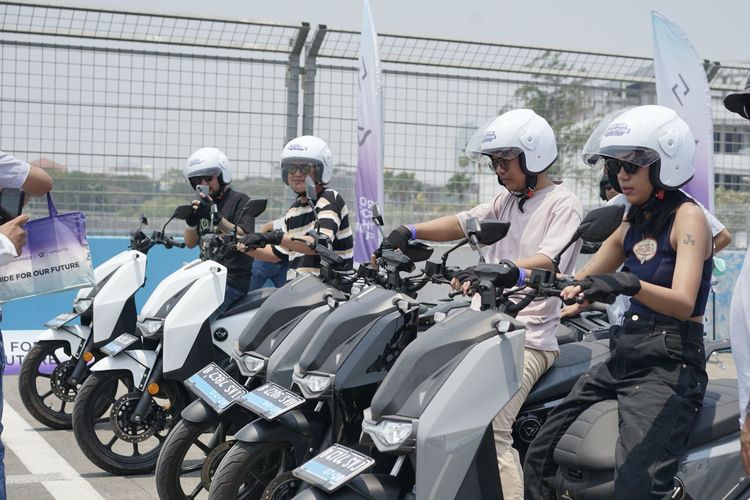 Beberapa orang menjajal line up terbaru dari perusahaan motor listrik Charged pada acara launching di Jakarta International Eprix Circuit pada Rabu (18/10/2023).