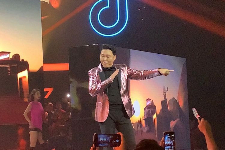 Solois sekaligus rapper dari Korea Selatan, Park Jae Sang atau PSY sukses menguncang panggung TikTok For You Stage yang digelar di Studio RCTI, Sabtu (29/10/2022) malam. 