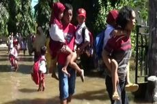 Jalanan Banjir, Orangtua Siswa Gendong Anaknya ke Sekolah