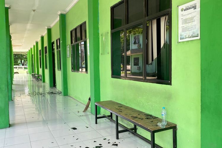Kondisi salah satu gedung di Fakultas Agama UIM Makassar yang dirusak saat terjadi bentrok dua kubu mahasiswa di Kampus UIM Makassar, Jalan Perintis Kemerdekaan, Kota Makassar, Sulsel, Senin (25/12/2023).
