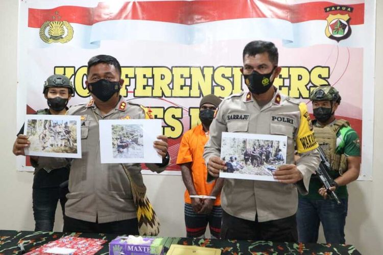 Kapolres Mimika AKBP I Gusti Gde Era Adhinata didampingi Wakapolres Kompol Sarraju saat memberikan keterangan pers terkait penangkapan Miron Tabuni, Jumat (11/6/2021).