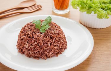 Nasi merah adalah makanan yang mengandung karbohidrat tinggi yang juga kaya antioksidan. Mengganti nasi putih dengan nasi merah ke dalam bahan nasi goreng, dapat membuat menu ini menjadi lebih sehat dikonsumsi.