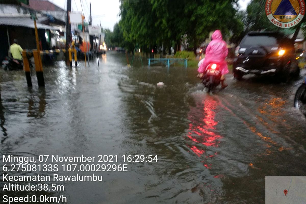 Banjir menggenangi perumahan di Bojong Rawa Lumbu, Kota Bekasi pada Minggu (7/11/2021) sore.