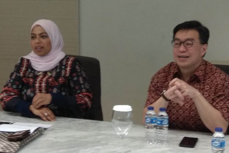 Direktur Utama BTPN Jerry Ng dan Direktur Kepatuhan BTPN Anika Faisal