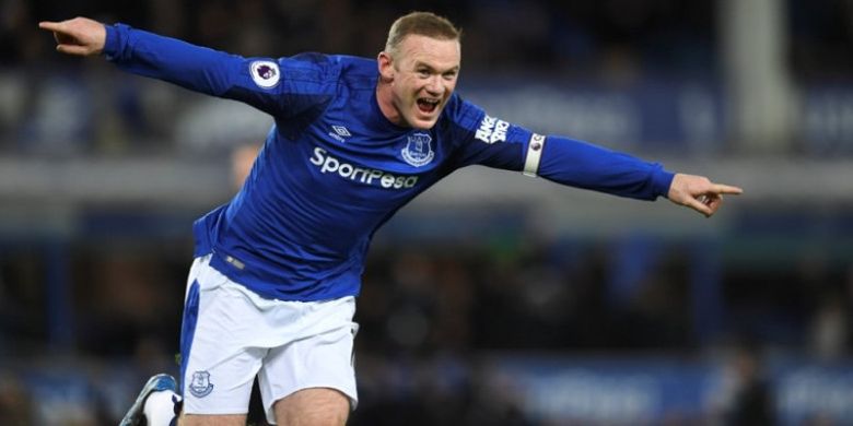 Wayne Rooney melakukan selebrasi setelah mencetak gol ke gawang West Ham United pada laga lanjutan Liga Inggris di Goodison Park, Rabu (29/11/2017) waktu setempat.