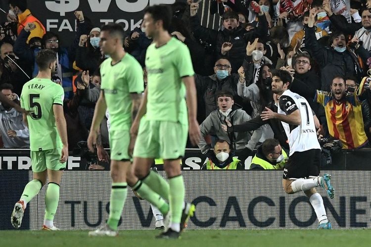 Pemain depan Valencia asal Portugal Goncalo Guedes (kanan) melakukan selebrasi setelah mencetak gol pembuka selama pertandingan sepak bola leg kedua semifinal Copa del Rey (Piala Raja) antara Valencia CF dan Athletic Club Bilbao di stadion Mestalla di Valencia pada 2 Maret 2022.