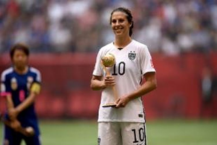 Carli Lloyd dengan trofi Bola Emas, simbol pemain terbaik. Dia juga berhak atas trofi Sepatu Perak. 