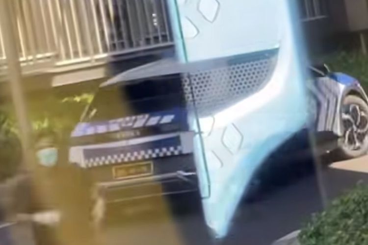 Viral Video Sopir Ambulans Berlari Belah Kemacetan di Jaksel, Polisi Diam Saja Dalam Mobil