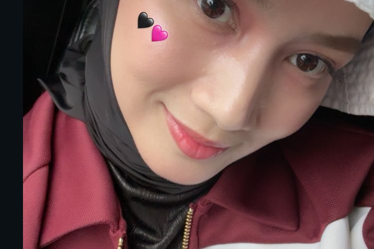 Para seleb tampil stylish saat menonton konser BLACKPINK di Jakarta. Dari nuansa pink?hitam hingga gaya kasual yang chic, semua tampil standout.