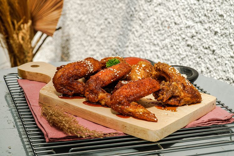 Chicken Wings adalah menu andalan Dakiba, restoran korea di Sentul, Bogor.