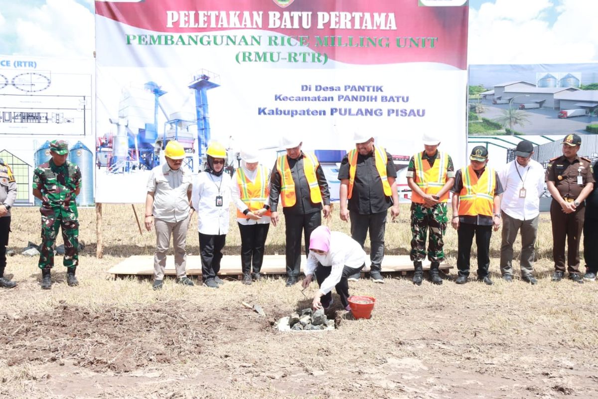 Wakil Gubernur (Wagub) Kalimantan Tengah (Kalteng) Edy Pratowo bersama Direktur Jenderal Perkebunan (Dirjenbun) Kementerian Pertanian (Kementan) Republik Indonesia (RI) Andi Nur Alamsyah melakukan Peletakan Batu Pertama Pembangunan Rice Milling Unit dan Rice to Rice di Desa Pantik, Kecamatan Pandih Batu, Kabupaten Pulang Pisau, Rabu (3/4/2024).
