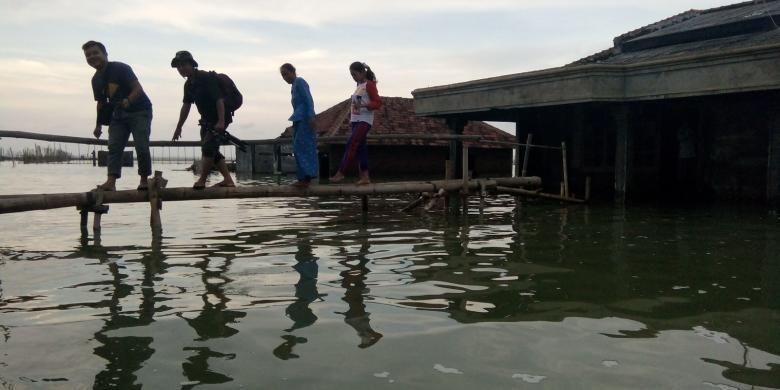 Rumah keluarga Nasikin merupakan  benteng terakhir di pesisir pantura Demak,    untuk menuju rumahnya harus melalui titian bambu,  terutama saat rob, Kamis (19/1/2017)