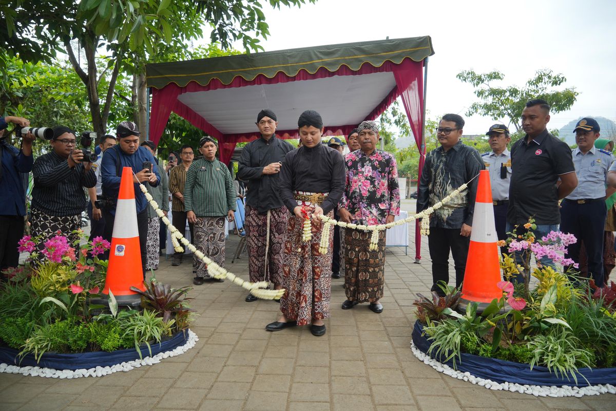Bupati Trenggalek Mochamad Nur Arifin meresmikan peluncuran uji coba Trenggalek Mobility Hub di pelataran Pasar Pon Trenggalek, Rabu (27/8/2025).