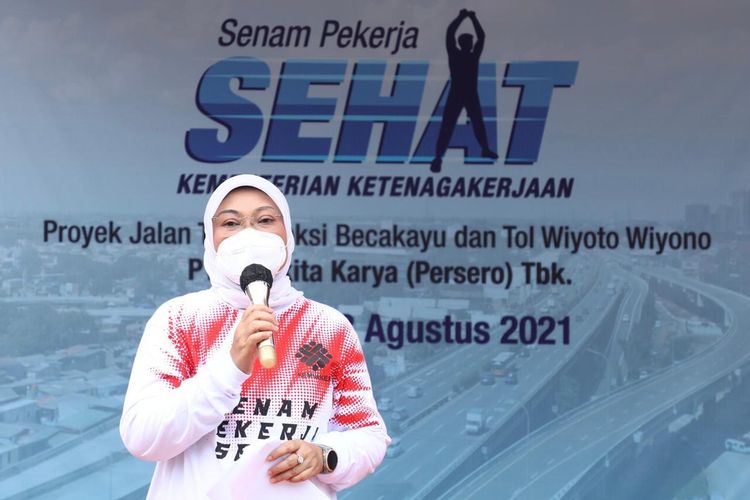 Menteri Ketenagakerjaan Ida Fauziyah usai mengikuti kegiatan Senam Pekerja Sehat di PT Waskita Karya Proyek Tol Becakayu di Jakarta, Jumat (13/8/2021).
