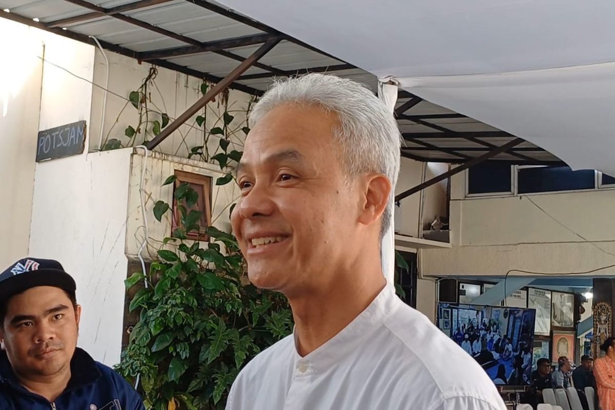 Ganjar Pranowo melayat ke rumah duka Bunda Iffet di Potlot, daerah Jakarta Selatan, Minggu (27/4/2025).