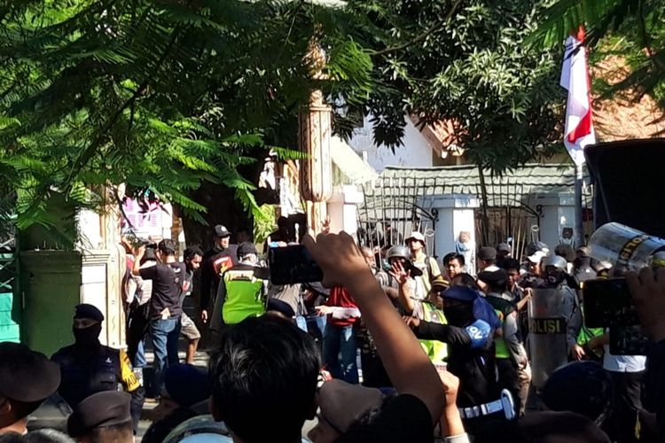 Sejumlah polisi menggunakan perisai mendobrak dan menjebol pintu pagar Asrama Papua Surabaya di Jalan Kalasan, Surabaya, Jawa Timur, Sabtu (17/8/2019).