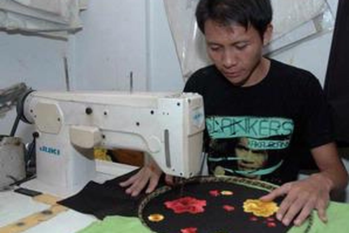 Bisnis sulaman tangan dan bordir tas milik Rumah Sulam Rachmy kebanjiran order. 