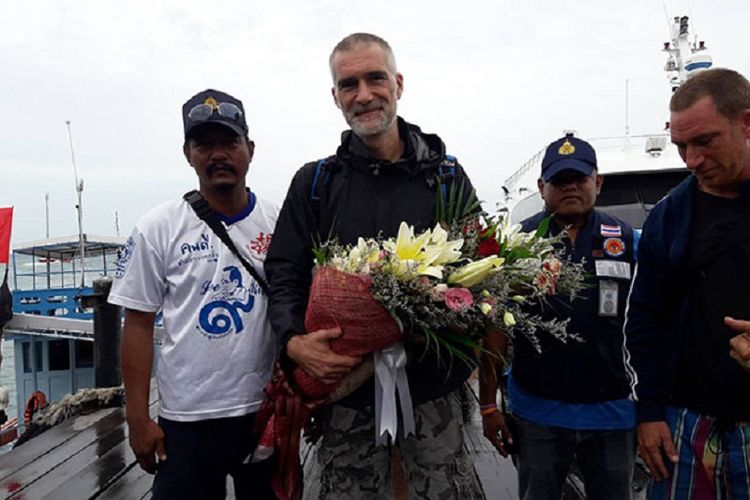 Penyelam berkebangsaan Denmark, Ivan Karadzic, mendapat bunga saat berada di Koh Tao di Surat Thani Rabu 911/7/2018). Dia menjadi bagian dari operasi gabungan internasional untuk menyelamatkan anggota tim sepak bola remaja yang terjebak di goa sejak 23 Juni.