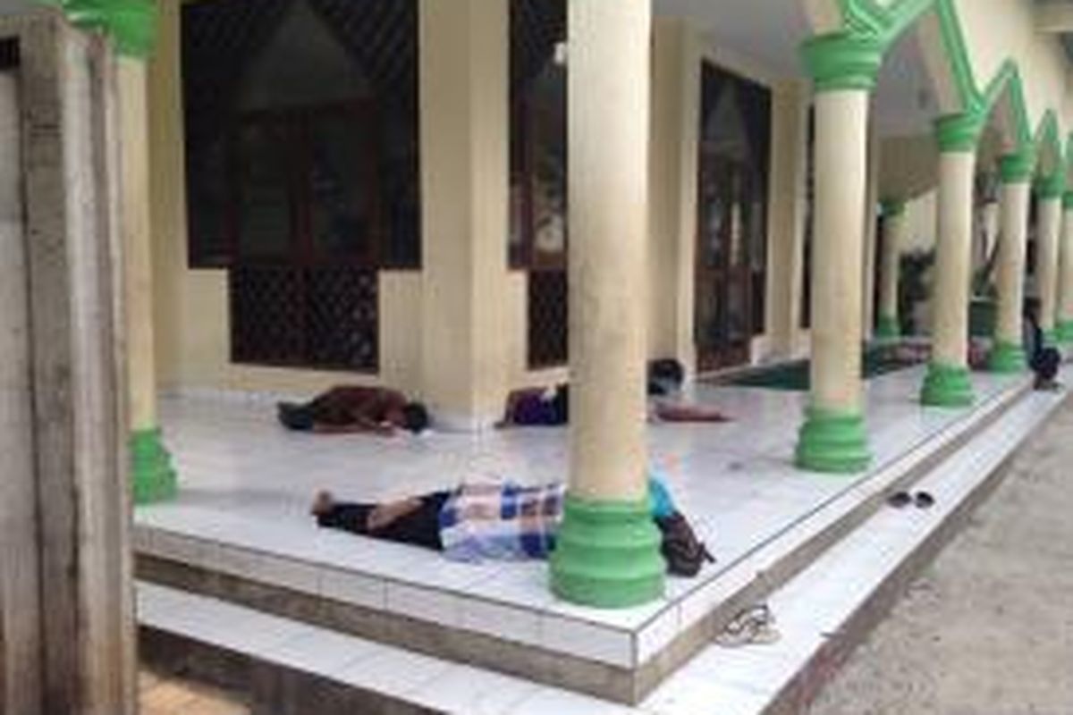 Masjid di dekat Sekolah Master, Depok, Jawa Barat, yang sering dikunjungi oleh masyarakat yang tidak mampu maupun peserta didik di Sekolah Master sendiri. Foto diambil pada Kamis (30/7/2015). 