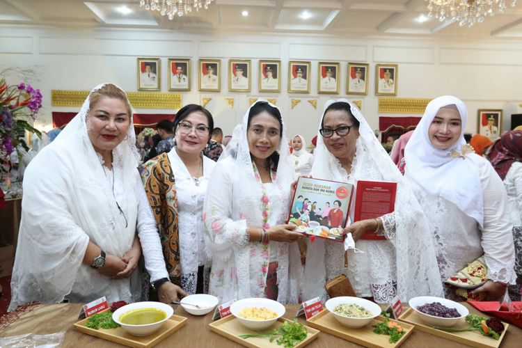 Menteri Pemberdayaan Perempuan dan Perlindungan Anak (Menteri PPPA) Bintang Puspayoga (tengah) hadir dalam rangkaian Peringatan Hari Ibu (PHI) ke-94 di Balai Semarak, Bengkulu, Rabu (21/12/2022). 
