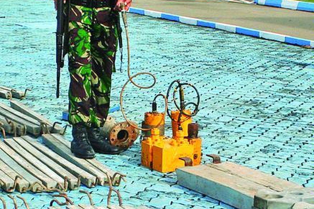 Barang bukti perompakan tongkang digelar di halaman Markas Pangkalan TNI AL Batam, Senin (13/2). Perompakan terjadi pertengahan Januari 2012 di perairan Batam, sementara pelaku tertangkap pertengahan Februari.