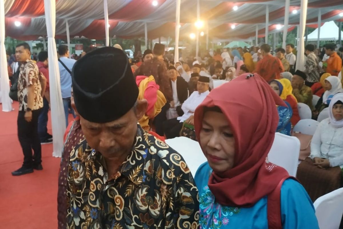 Pasangan nikah massal Adjid Effendi 77 tahun dan istri Rimih 55 tahun di halaman balai kota, Jakarta Pusat, Selasa (31/12/2019)