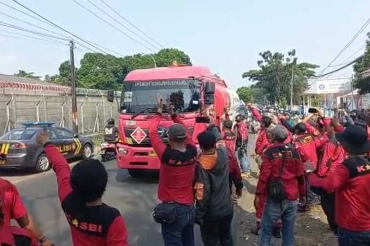 Para buruh sopir truk tangki BBM menghentikan tangki yang masih beroperasi saat aksi protes mogok kerja usai kenaikan harga BBM di Terminal Pertamina Tasikmalaya, Jawa Barat, Senin (5/9/2022).