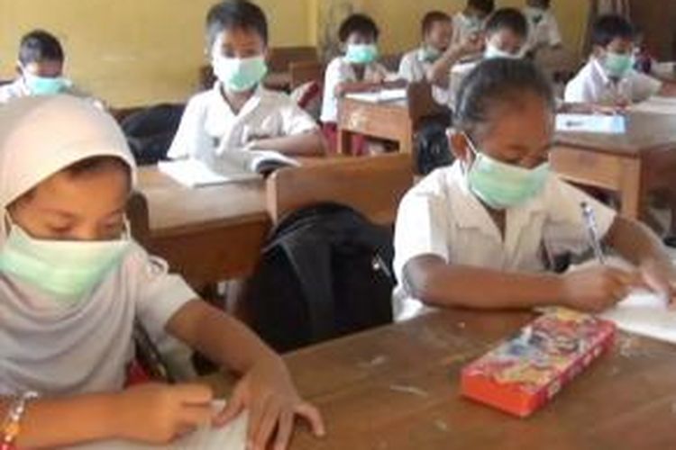 Siswa di SD Balerante 1 belajar di sekolah menggunakan masker, Selasa (23/7/2013). 
