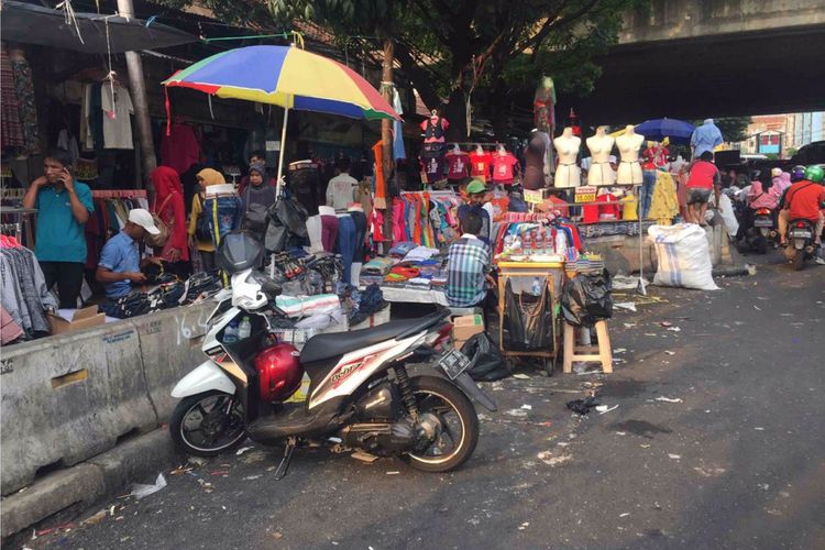 Pedagang kaki lima okupasi trotoar di sepanjang Blok F, Pasar Tanah Abang, Jakarta Pusat, Kamis (31/5/2018).